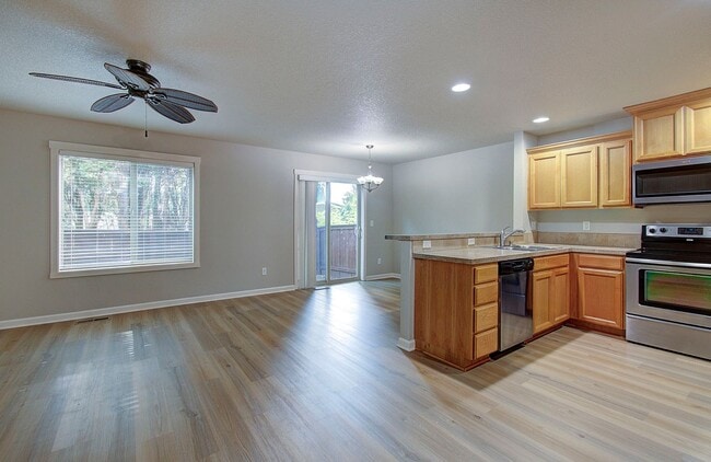 Building Photo - Charming 3 bd 2.5 ba Townhouse - Available Now!