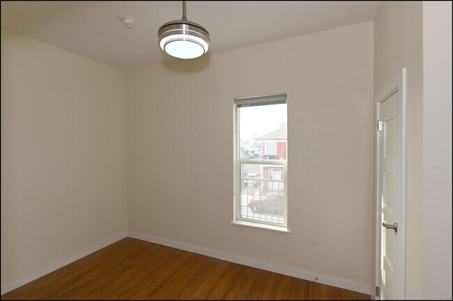 Building Photo - 710 Noble St