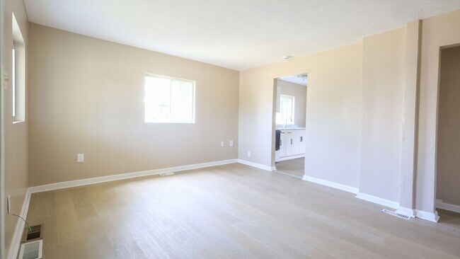 Building Photo - 3 bedroom 2 bathroom Available in Lorain!