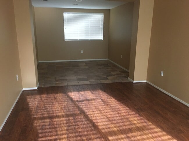 Building Photo - Split Level 4 Bedroom  2.5 Bath Town Home
