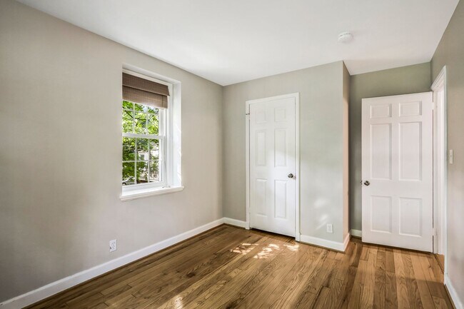 Building Photo - Fairlington 2 BR Condo for Rent!