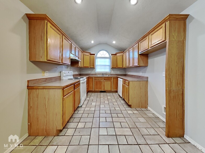 Building Photo - 674 N Jonathan Ave