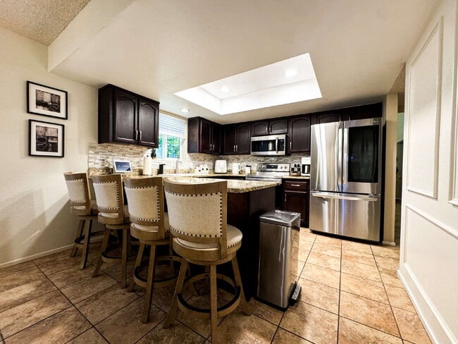 Building Photo - "Well Maintained 3 Bedroom, 2 Bathroom Poo...