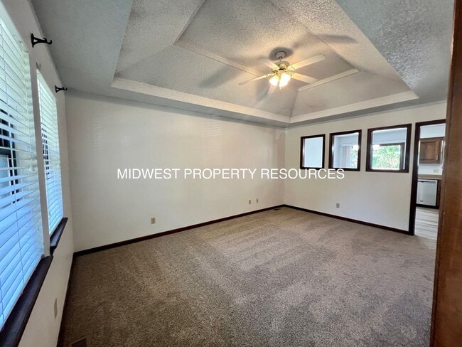 Building Photo - Freshly Updated 3 Bedroom Duplex