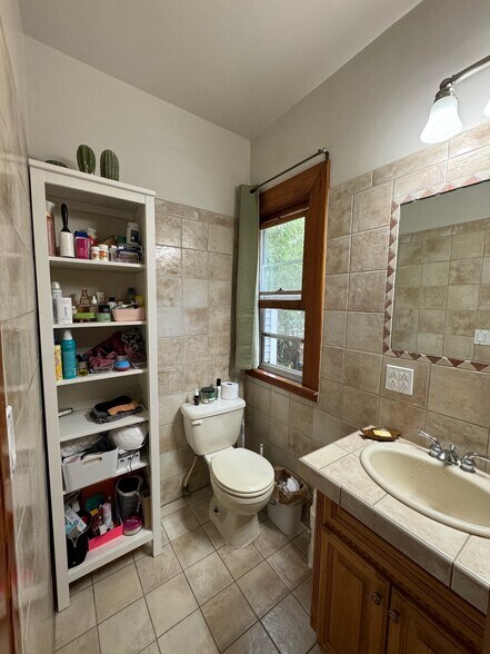 Building Photo - 634 NE 28th Ave