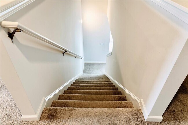 Building Photo - 325 Fernbrook Trl