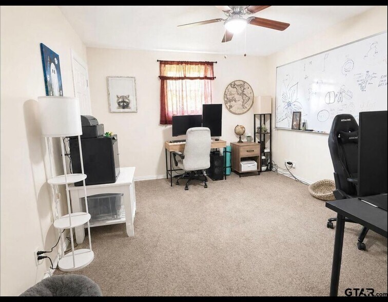 Building Photo - 22733 Creekwood Dr