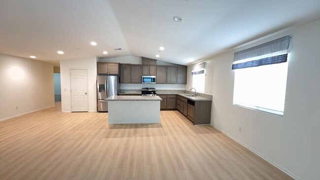 Building Photo - 4 BEDROOM, 3 BATH VICTORVILLE HOME