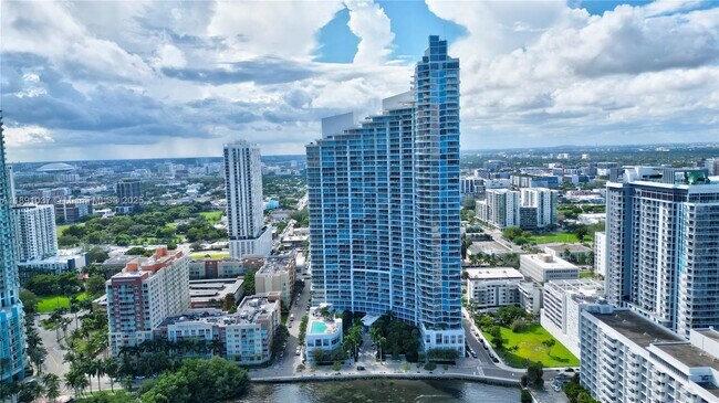 Building Photo - 2020 N Bayshore Dr