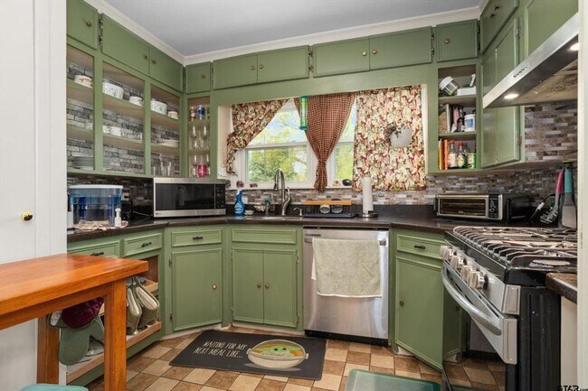 Building Photo - 3 Bedroom 2 Bath 2 Carport Rental  in Lind...