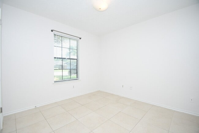 Building Photo - 2303 Old Dixie Dr