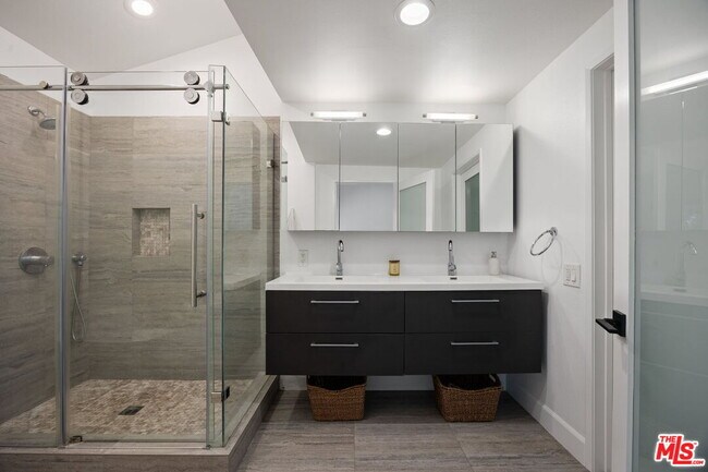 Building Photo - 17165 Palisades Cir