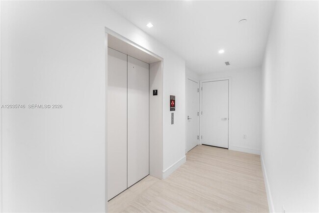 Building Photo - 2411 Laguna Cir