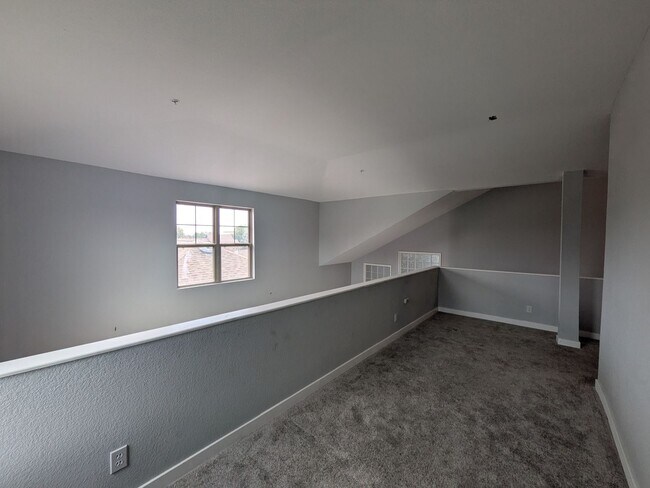 Building Photo - 837 E 17th Ave