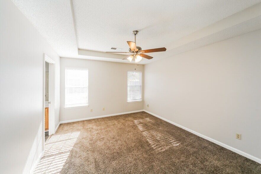 Building Photo - 165 Garden View Dr