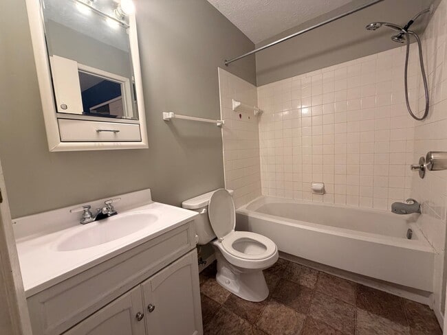 Building Photo - Great 3 bed 2.5 Bath on South Side of Bloomington!