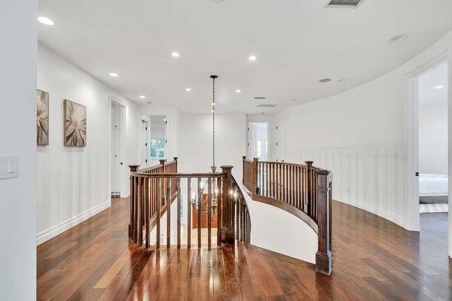 Building Photo - GORGEOUS 7 BED 6.5 BATH FOR LEASE IN BEVER...