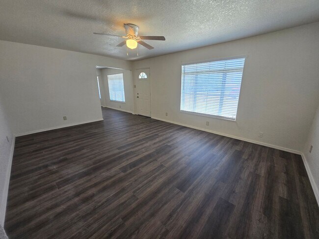 Building Photo - Spacious Home, Pets welcome