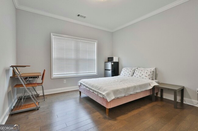 Building Photo - 405 Lakeview Way