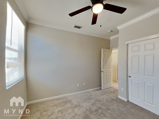 Building Photo - 5325 Dunlay Dr