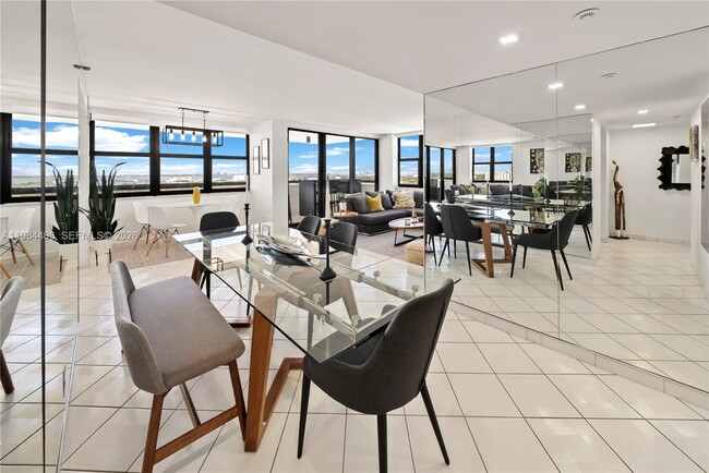 Building Photo - 2555 Collins Ave