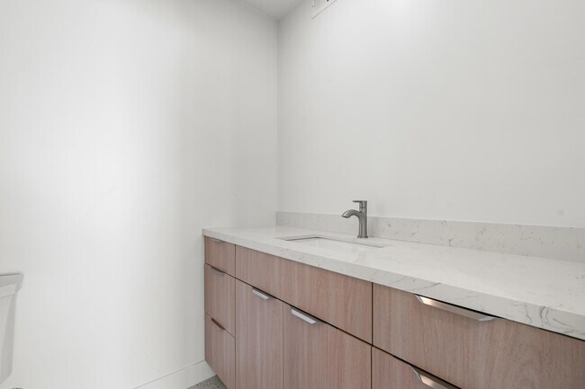 Building Photo - 1400 E Palm Canyon Dr