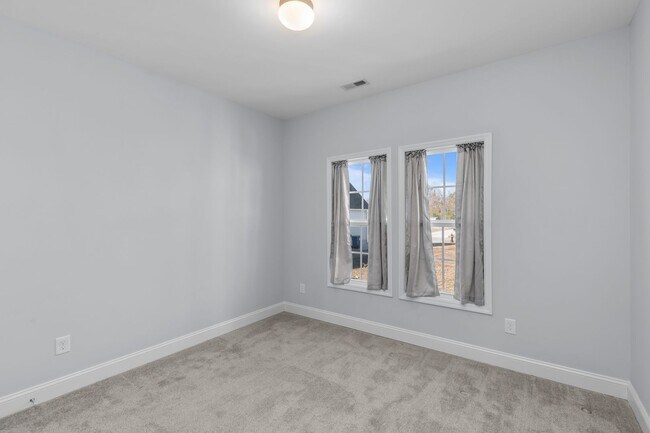 Building Photo - 3 bedroom 2 bathroom with a bonus room