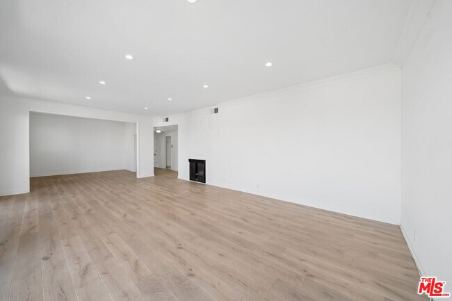 Building Photo - 333 S Elm Dr