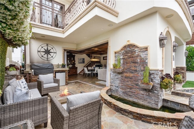 Building Photo - 2038 Miramar Dr