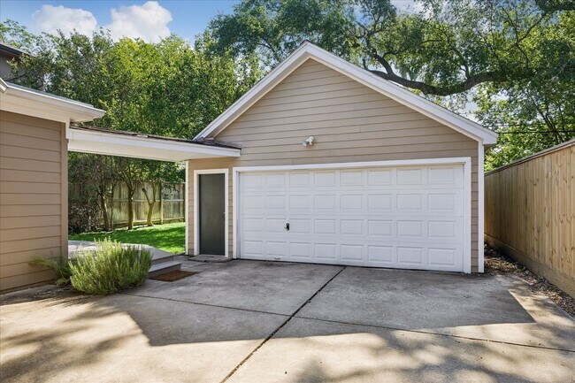 Building Photo - 6417 Westchester St
