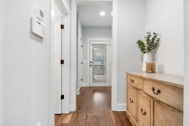 Building Photo - 3 Bedroom Inglewood Home