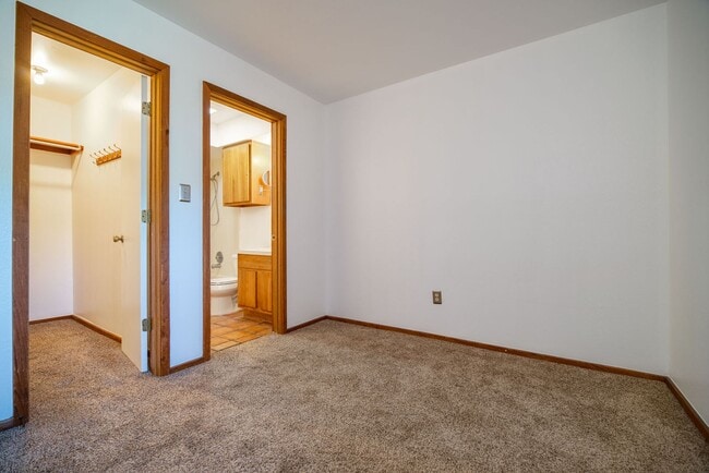 Building Photo - Sweet, Small Private Unit Available Now!