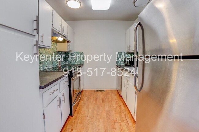 Building Photo - Riverview - Stunning 2 bed 2 bath Townhouse Great Location