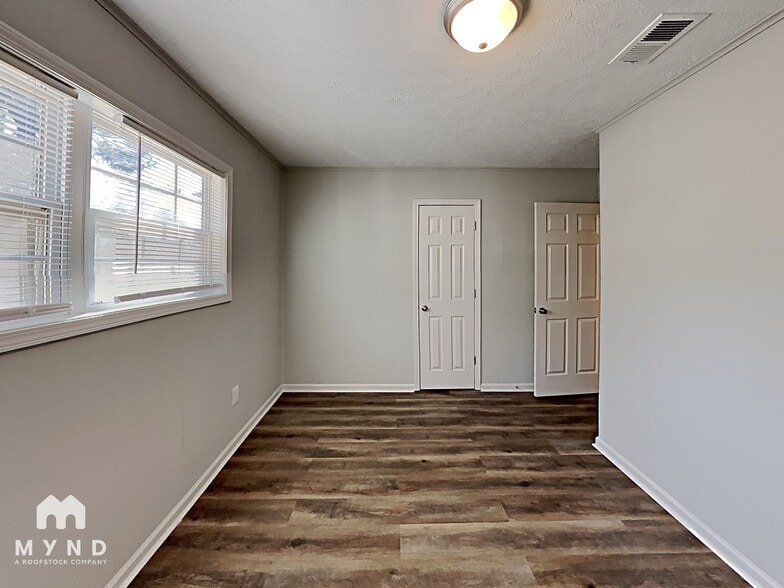 Building Photo - 6100 Shadow Glen Ct SW