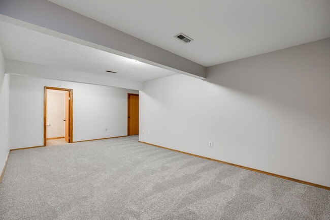 Building Photo - 652 Hidden Valley Ct