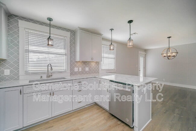 Building Photo - 413 Lynn Dr