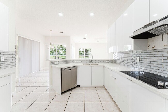 Building Photo - 12630 Torbay Dr