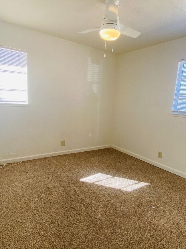 Building Photo - AVAILABLE NOW!!