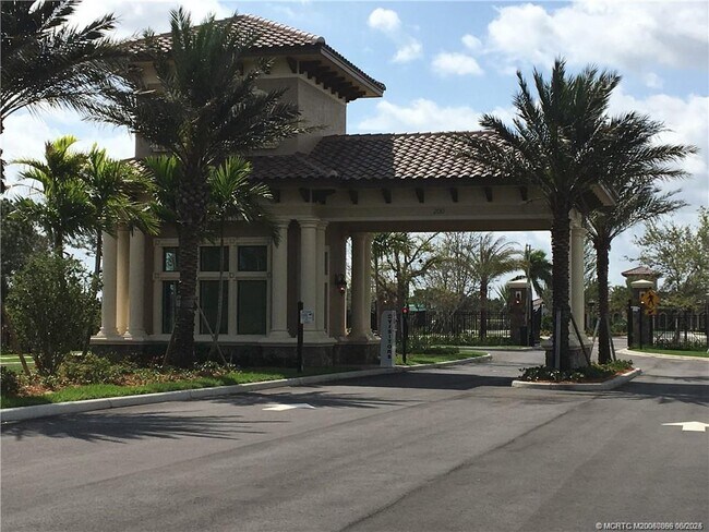 Building Photo - 861 SE Courances Dr