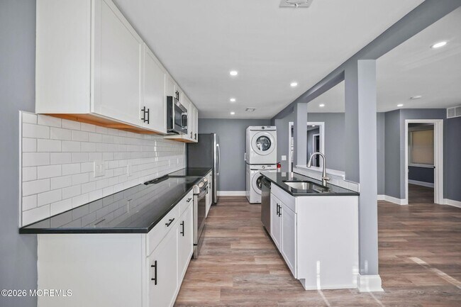 Building Photo - 143 Center Ave