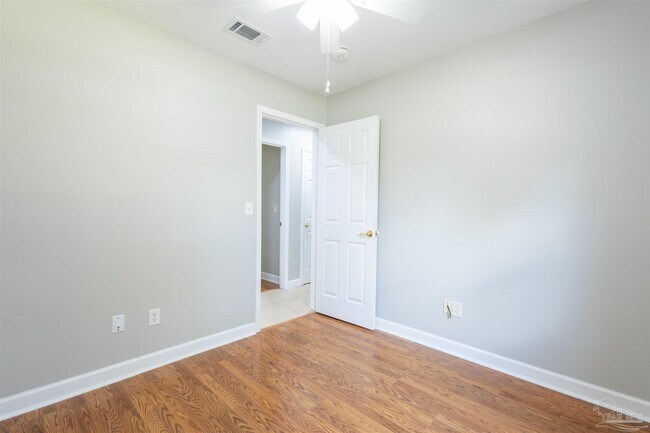 Building Photo - 848 Meadow Ln