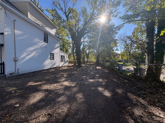 Building Photo - Beautiful, Newly Renovated 4 Bedroom 2 1/2...