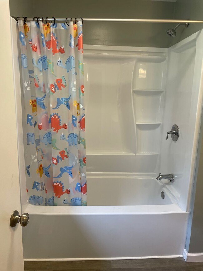 Building Photo - NEWLY RENOVATED 2 BED, 2 BATH HOME WITH GA...