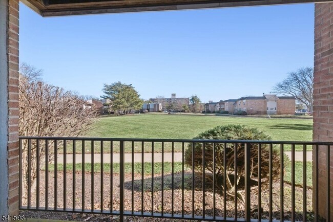 Building Photo - 807 Eves Dr