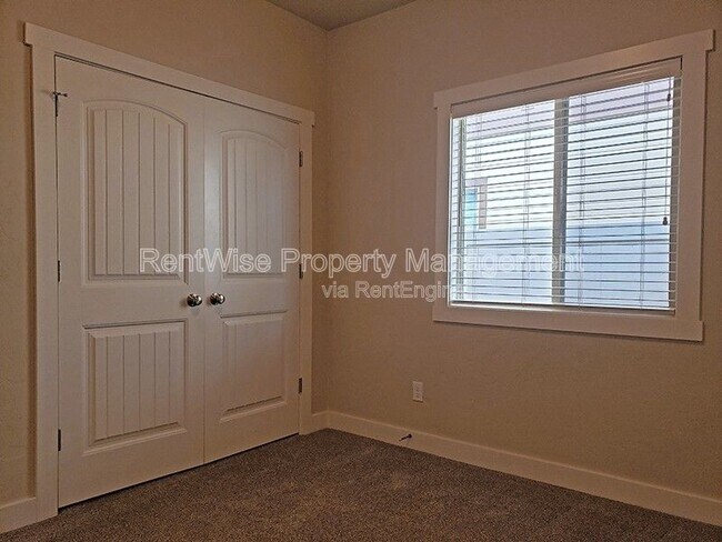 Building Photo - 2754 Vallin Ave N
