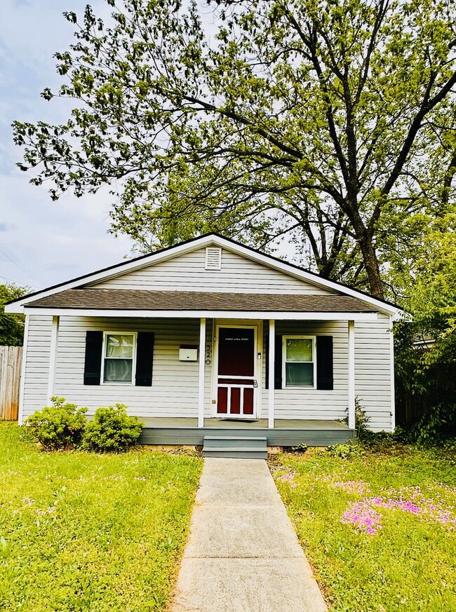 Primary Photo - Well maintained home minutes from Uptown!