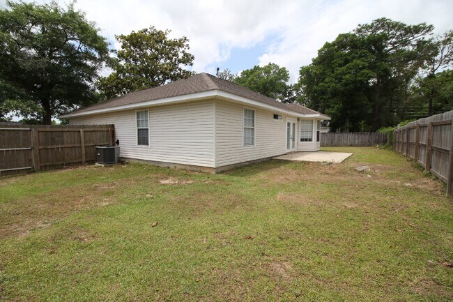 Building Photo - Updated Fox Hollow 3BR Home Near 9 Mile Rd with LVP Flooring, Granite Kitchen, 2-Car Garage & Fen...