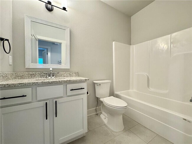 Building Photo - 832 NE Hts Ln