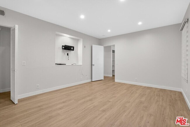 Building Photo - 1617 S Beverly Glen Blvd