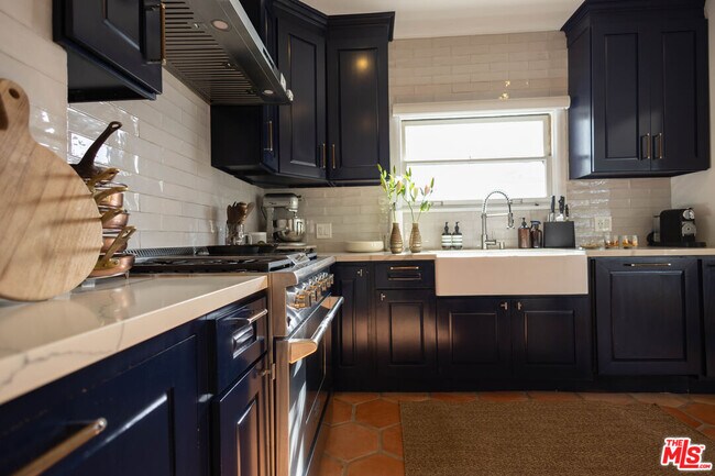 Building Photo - 6101 S Mansfield Ave